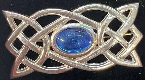 Kiltpin, Celtic knot met blauwe knop